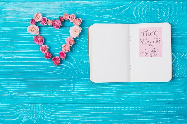 Blumenverzierung und offene Notebook für Muttertag