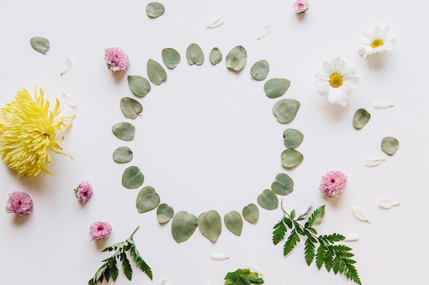 Blumenzusammensetzung mit Blättern und verschiedenen Blumen