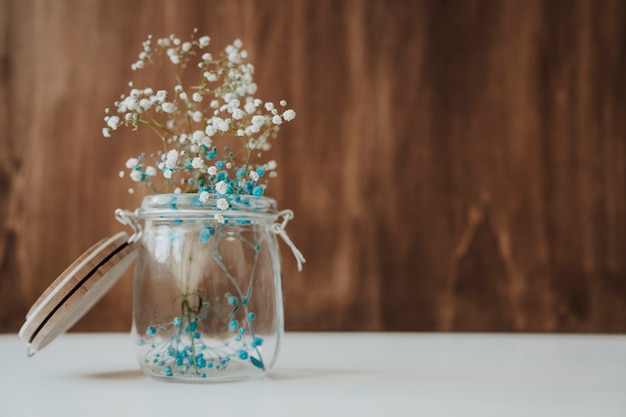 Kostenloses Foto blumenzusammensetzung mit glas