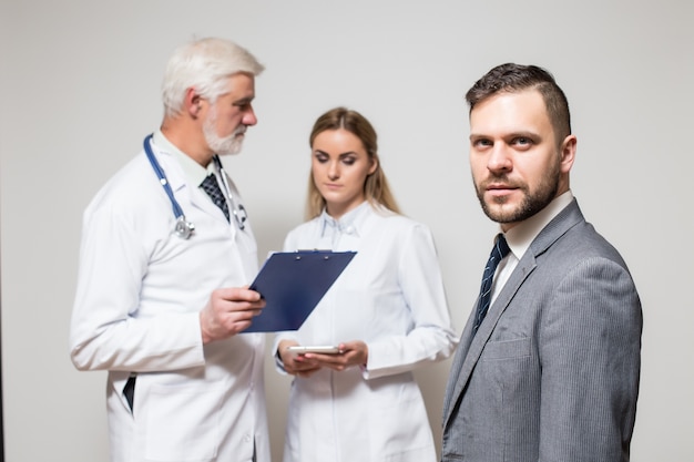 Kostenloses Foto blut mann zwei klinik gesundheit arm