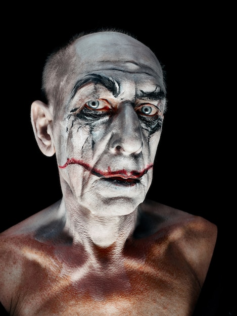 Blutiges Halloween-Thema: Das verrückte Maniak-Gesicht im dunklen Studio