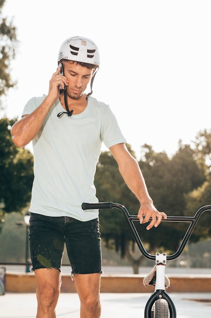 BMX-Fahrer am Telefon sprechen