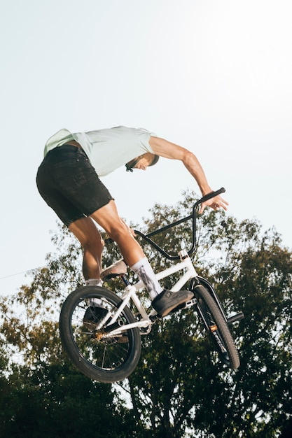 Kostenloses Foto bmx mitfahrer, der niedrige winkelsicht der tricks tut