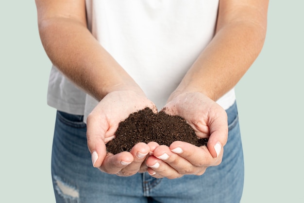 Boden in der Hand für die Wiederaufforstung, um den Klimawandel zu verhindern