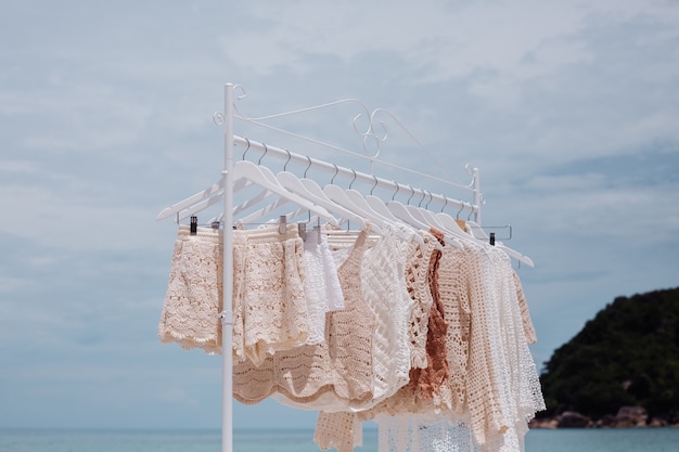 Kostenloses Foto bodenhalter mit stilvoller strickkleidung am tropischen strand