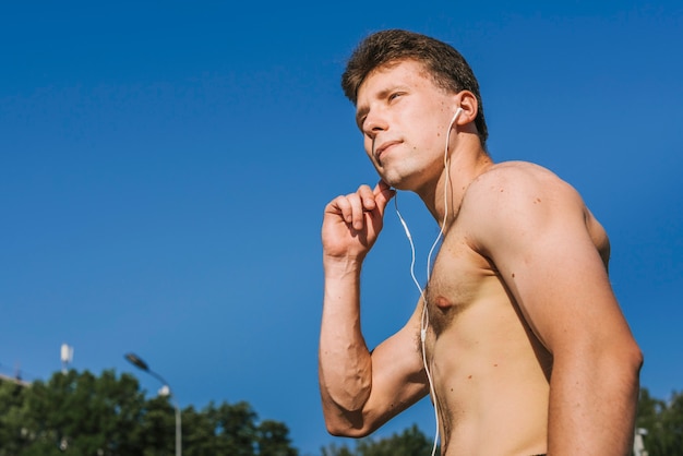 Bodybuilder, der Musik hört