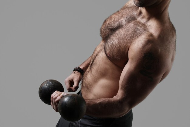 Bodybuilder posiert und zeigt Muskeln