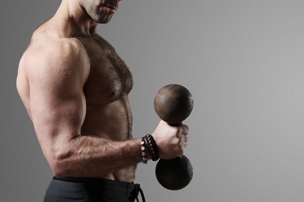 Kostenloses Foto bodybuilder posiert und zeigt muskeln