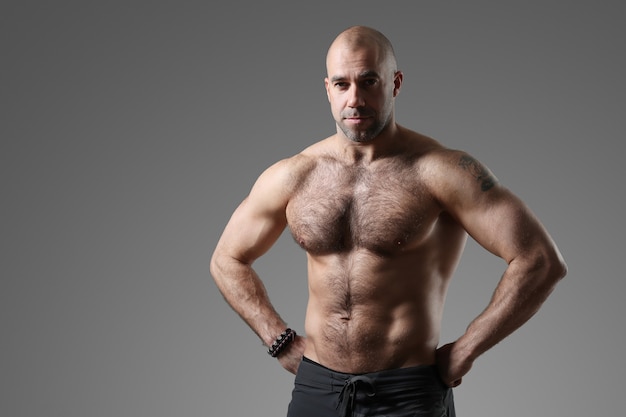 Bodybuilder posiert und zeigt Muskeln