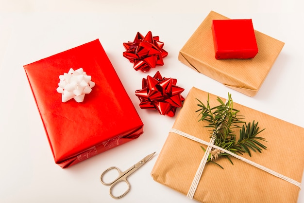 Bögen, Geschenkboxen in Bastelpapier und Schere