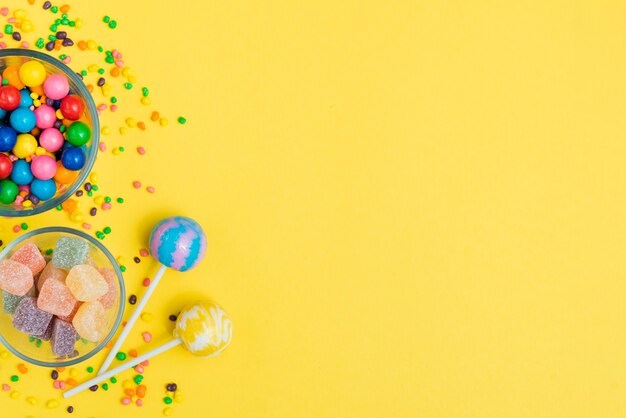 Bögen mit Süßigkeitszusammenstellungen auf Tabelle