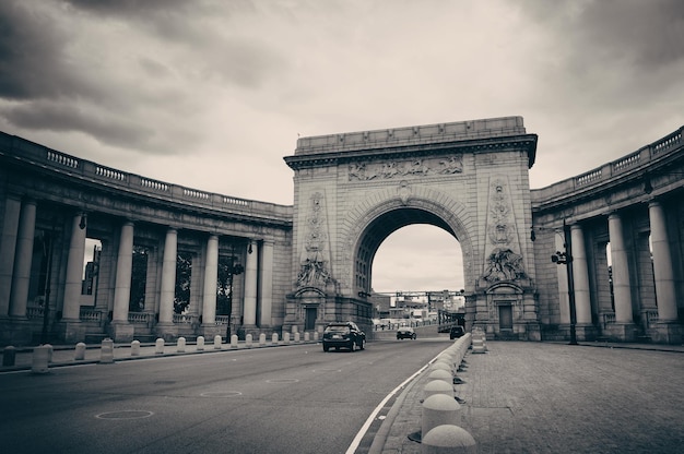 Kostenloses Foto bogeneingang zur manhattan bridge in new york city