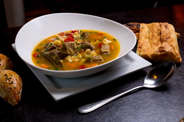 Bohnensuppe Fleisch Karottenkartoffel Tomatengrün Seitenansicht