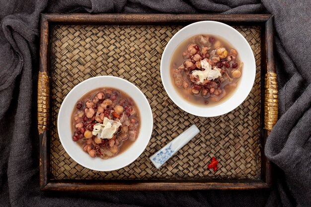 Bohnensuppe in Gläser auf einem hölzernen Behälter