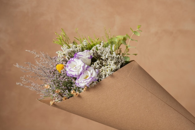 Boho-Blumenstrauß mit hohem Winkel