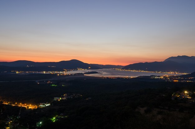 Boka Kotorska bei Nacht