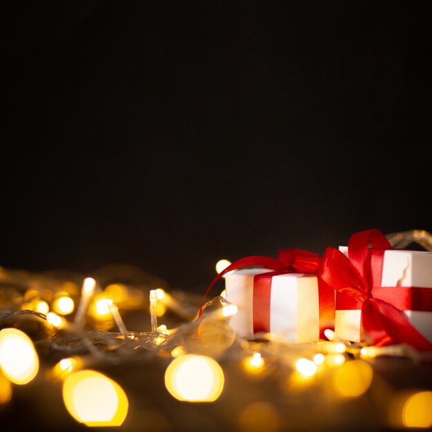 Bokeh Lichter und Weihnachtsgeschenke auf schwarzem Hintergrund