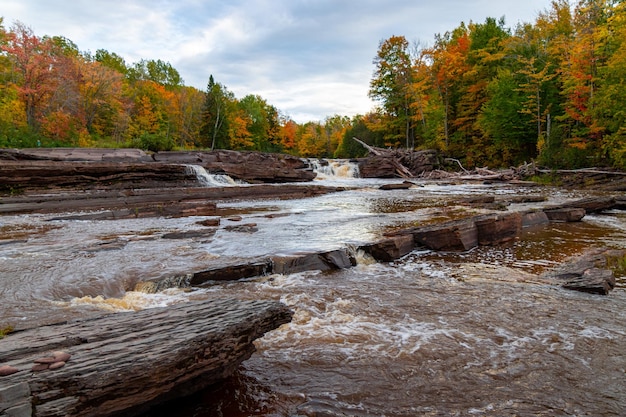 Kostenloses Foto bonanza falls in einem wald im herbst in michigan, usa