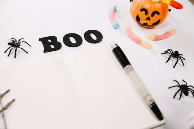 Boo superscription in der Nähe von Halloween-Dekorationen.