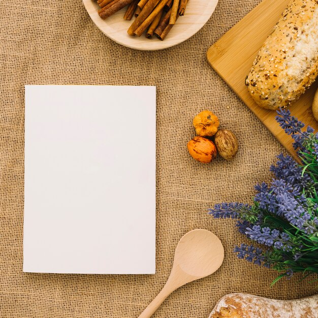 Booklet Mockup mit Brot und Zimt