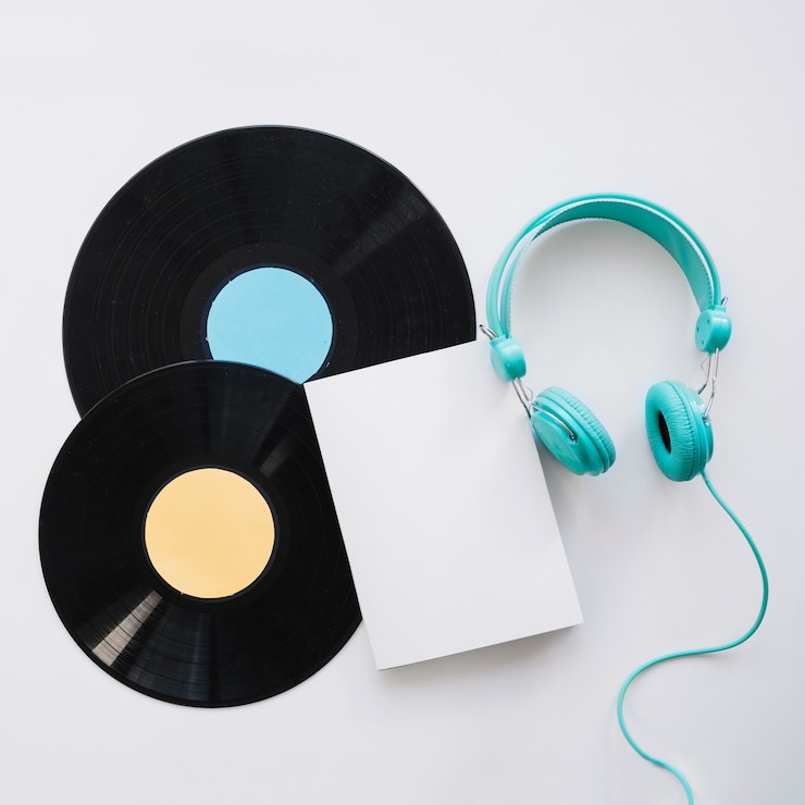 Kostenlose Foto booklet mockup mit zwei vinyls und kopfhörern