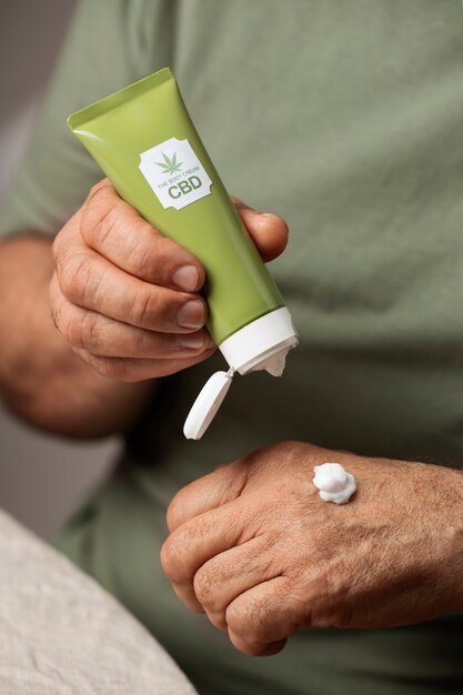 Boomers, die CBD-Öl und -creme zur Behandlung von Körperschmerzen verwenden