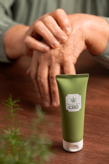 Kostenloses Foto boomers, die cbd-öl und -creme zur behandlung von körperschmerzen verwenden