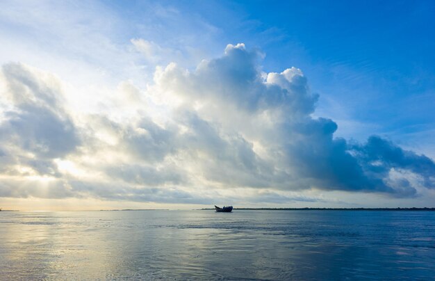 Boot auf tropischem Fluss mit blauem Himmel