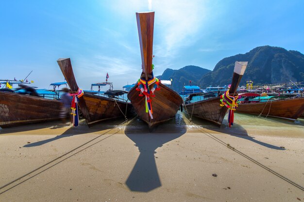 Boot des langen Schwanzes auf tropischem Strand, Krabi, Thailand