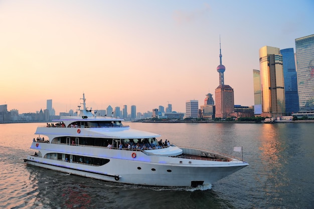 Boot im Fluss Huangpu mit urbaner Architektur von Shanghai