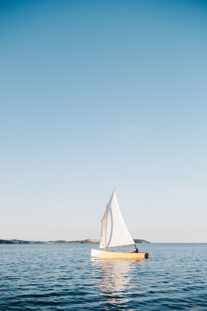 Boot segeln auf dem Meer an einem sonnigen Tag