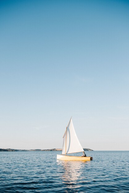 Boot segeln auf dem Meer an einem sonnigen Tag