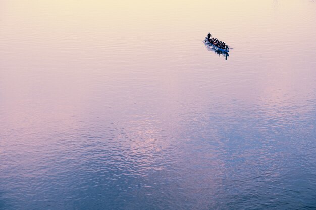 Boot voller Menschen am Horizont