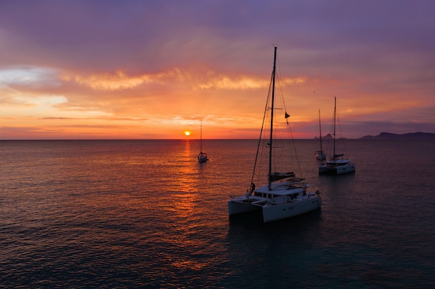 Bootsversand im Meer bei Sonnenuntergang