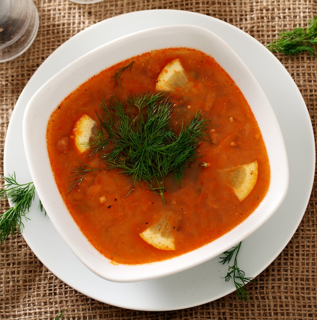 Borschsuppe mit Dill