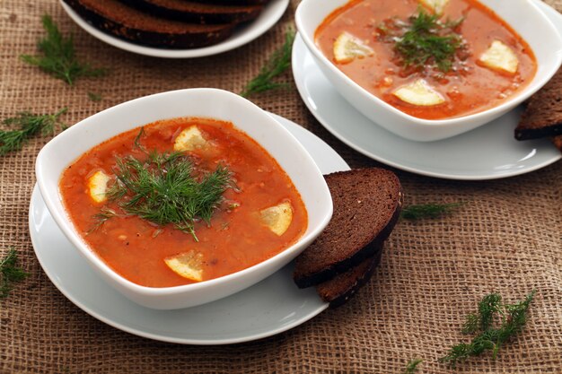 Borschsuppe und Roggenbrot