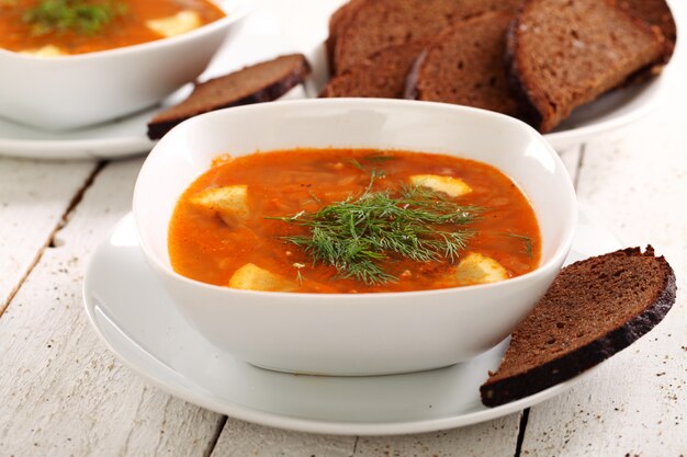 Borschsuppe und Roggenbrot