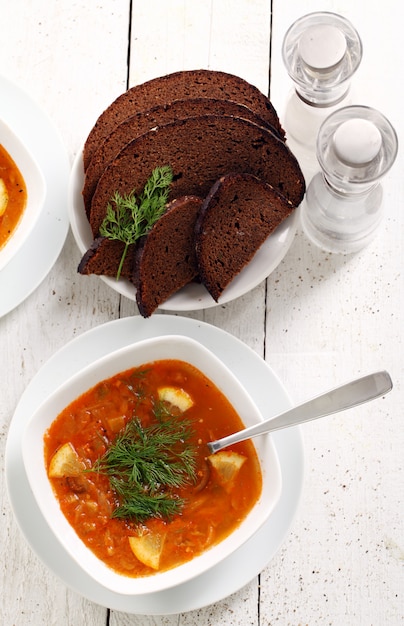 Borschsuppe und Roggenbrot