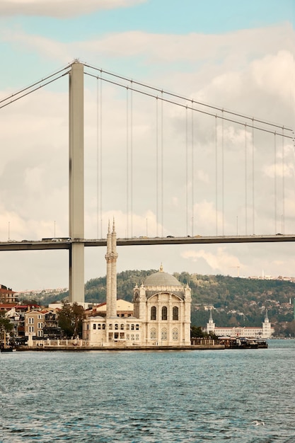 Kostenloses Foto bosporus-brücke und ortaköy-moschee in istanbul türkei