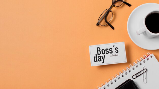 Boss's Day Sortiment auf orangefarbenem Hintergrund mit Kopierraum