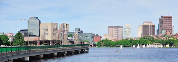 Kostenloses Foto boston-skylinepanorama über charles river mit boot, brücke und städtischer architektur.