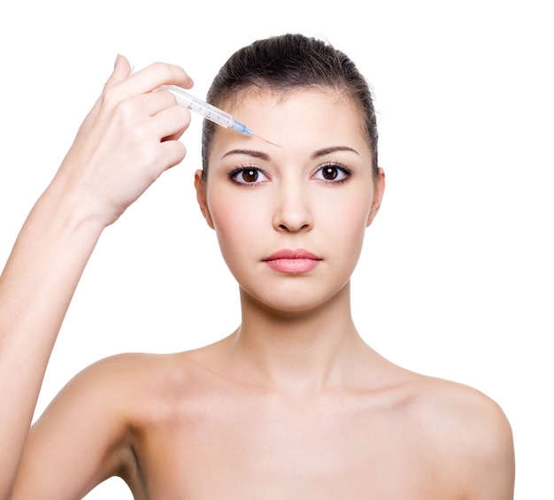 Botox-Injektion in die Stirn für die schöne junge Frau lokalisiert auf Weiß