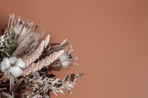 Bouquet von getrockneten Wildblumen, Baumwolle und Blättern flach liegen.