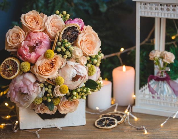 Bouquet von Holly Beeren, Pfingstrosen und trockenen Zitronenscheiben.