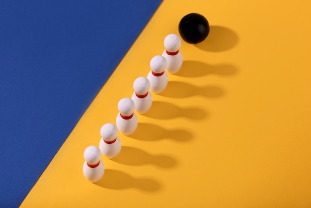 Bowling-Pins und Ball von oben