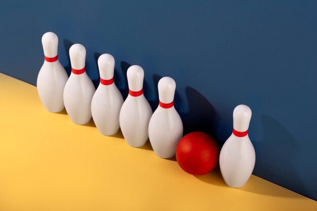 Bowling-Pins und Kugelanordnung