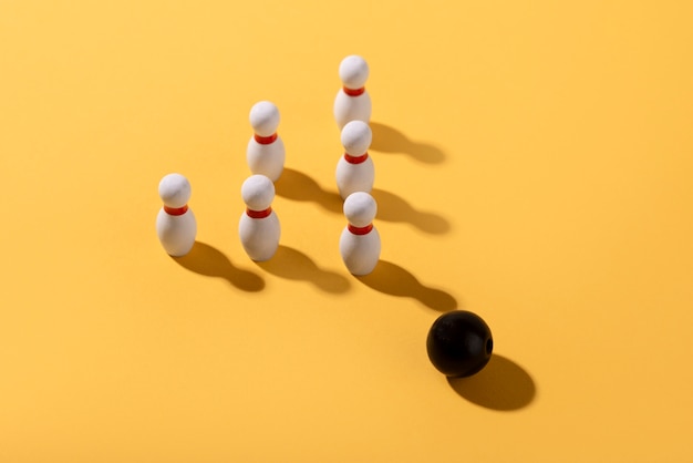 Kostenloses Foto bowling-pins und kugelanordnung