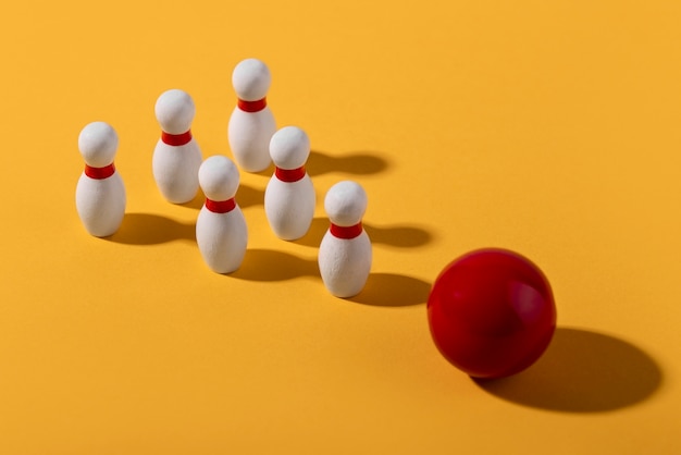 Kostenloses Foto bowling-pins und kugelanordnung