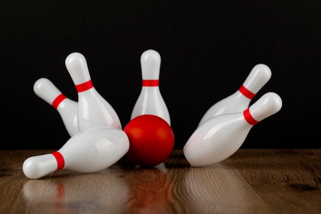 Kostenloses Foto bowlingausrüstung drinnen stillleben