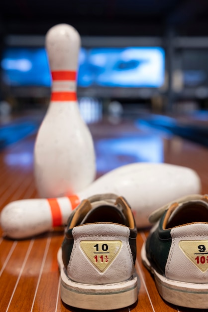 Kostenloses Foto bowlingausrüstung drinnen stillleben